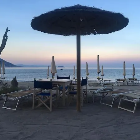 Tra Ulivi E Mare