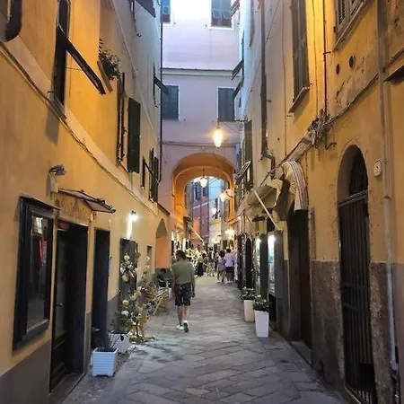 Tra Ulivi E Mare