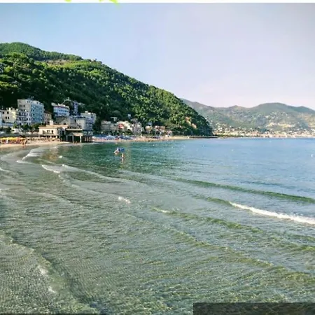 Tra Ulivi E Mare